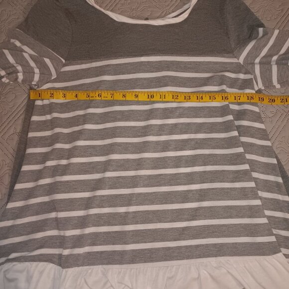 Umgee Women's Gray and White Ruffle Back Blouse Ruffle Hem Top Size L‎ - Picture 4 of 5